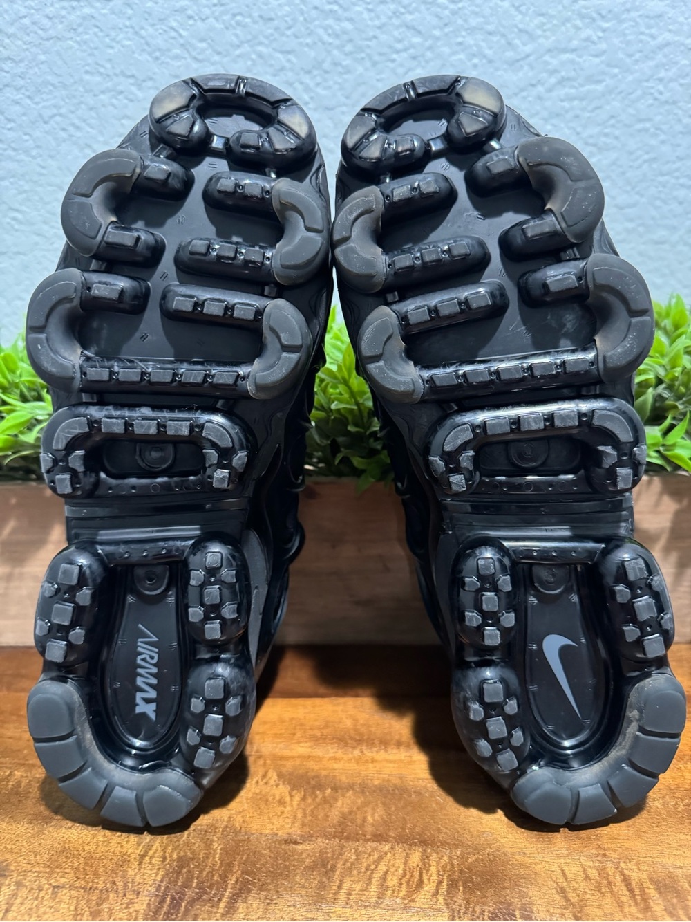 Nike Air VaporMax Plus Low Triple Black Running Shoes 924453-004 Mens Size 9.5 - Picture 9 of 11